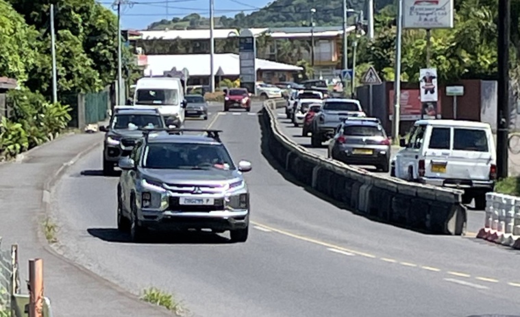 ​Le séparateur routier de Punaruu en fonction le samedi matin aussi