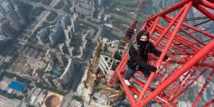 Deux "spidermen" escaladent l'une des plus hautes tours du monde