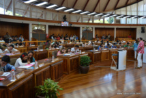 L'hémicycle de l'assemblée de Polynésie ce mardi 12 mai : 57 collégiens assis dans les fauteuils des représentants territoriaux.