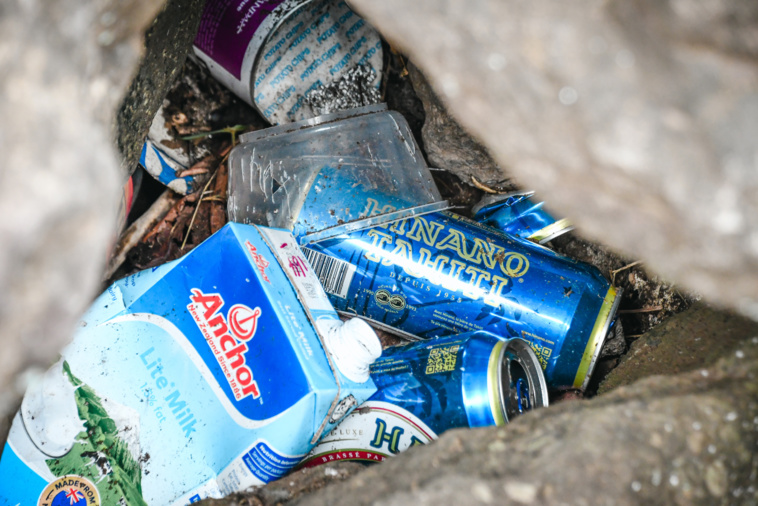 À l'abri des regards, une nuée de déchets se cache entre les rochers du parc Paofai. À l'abri des regards, une nuée de déchets se cache entre les rochers du parc Paofai.