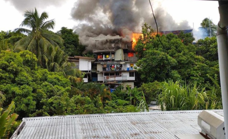 La “maison” d’un marchand de sommeil détruite par le feu à Faa’a La “maison” d’un marchand de sommeil détruite par le feu à Faa’a