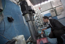 Dia Abou Aassi, un ingénieur palestinien, travaille sur sa machine à filtrer l'eau de mer à Gaza.