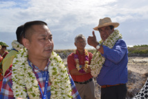 Cheng Wang, le Pd-g de Tahiti Nui Ocean Foods et Edouard Fritch le président du Pays sur le site du futur complexe aquacole de Hao le 6 mai 2015.