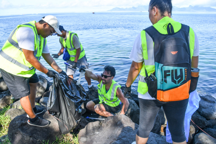 Les employés bénévoles de l'hôtel Te Moana engagés pour la protection de l'environnement.