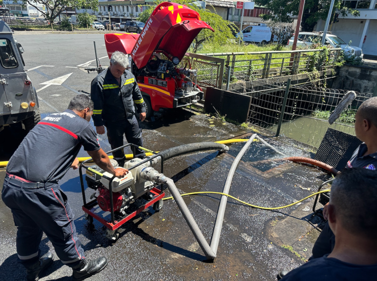 Du côté des équipements, les sapeurs pompiers vérifient également que tout est en ordre afin d'être opérationnel en cas de crise avérée. Du côté des équipements, les sapeurs pompiers vérifient également que tout est en ordre afin d'être opérationnel en cas de crise avérée.