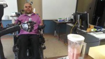 Un tétraplégique actionne un bras artificiel par la pensée Un tétraplégique actionne un bras artificiel par la pensée
