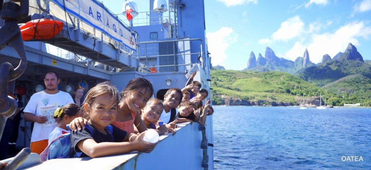 Le patrouilleur Arago conduit 280 enfants à la découverte des AME marquisiennes