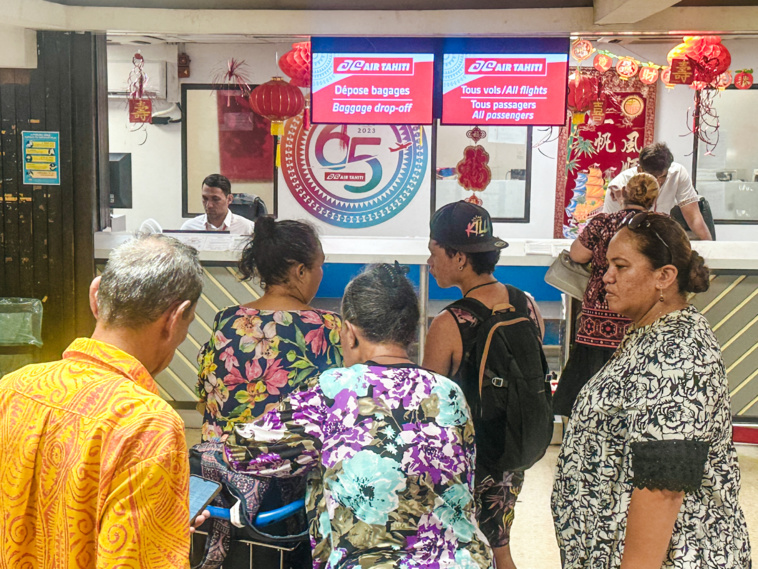 Aux guichets de l'aéroport, les Polynésiens désireux de rentrer chez eux ont répondu présent. Aux guichets de l'aéroport, les Polynésiens désireux de rentrer chez eux ont répondu présent.