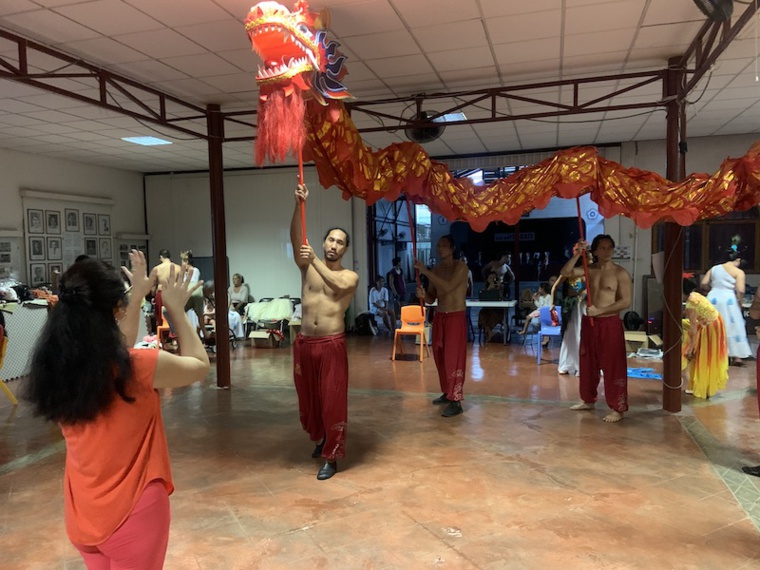 Yvette donne les instructions de déplacement au dragon. Crédit photo : Thibault Segalard.