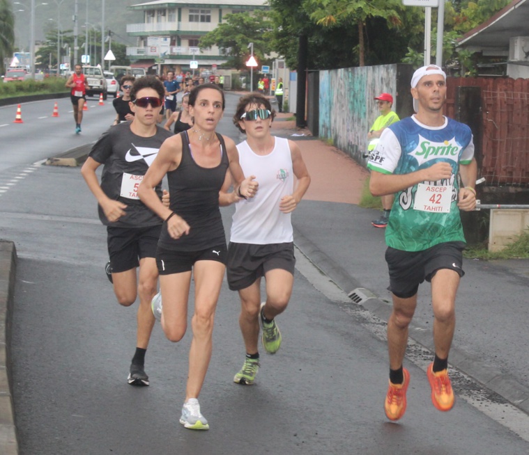 Amandine Matera et William Kremer (42) se sont imposés comme le premier couple de la course de la Saint-Valentin, mais c’est bien le duo Schmit/Delbreil (juste derrière) qui s’est montré le plus rapide.