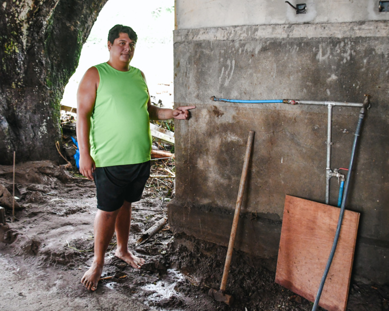 Le niveau de l'eau est monté bien haut du côté du quartier de Amoe, comme l'indique ici Teaveura Faua, résident du quartier. Le niveau de l'eau est monté bien haut du côté du quartier de Amoe, comme l'indique ici Teaveura Faua, résident du quartier.