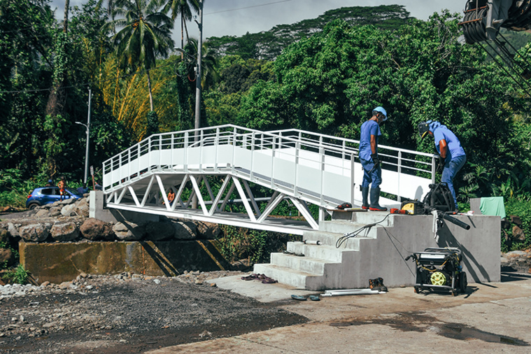 La nouvelle passerelle de Mahaena inaugurée La nouvelle passerelle de Mahaena inaugurée