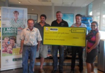 Gan Assurances remet un chèque à l'Association Observatoire des Requins de Polynésie Gan Assurances remet un chèque à l'Association Observatoire des Requins de Polynésie