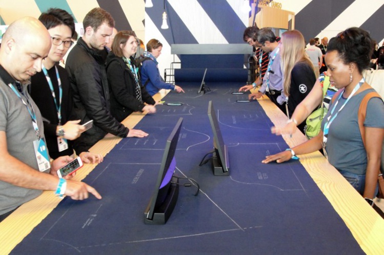 Des testeurs contrôlent un ordinateur en touchant... du tissu ! Crédit GLENN CHAPMAN / AFP