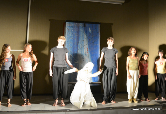 Patricia Molié et ses jeunes comédiens sur la scène de l'amphithéâtre de l'IJSPF le dimanche 31 mai 2015.