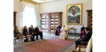 Le Pape François entouré de membres de la commission vaticane pour la protection des mineurs au Vatican le 11 avril 2014.