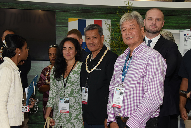 En attente du Premier ministre sur le stand de l'Office du développement agricole d'outre-mer : Sarah Teriitaumihau, déléguée de la Polynésie française, Thomas Moutame, président de la chambre de l'agriculture et de la pêche lagonaire, et le vanilliculteur Gilles Tefaatau. En attente du Premier ministre sur le stand de l'Office du développement agricole d'outre-mer : Sarah Teriitaumihau, déléguée de la Polynésie française, Thomas Moutame, président de la chambre de l'agriculture et de la pêche lagonaire, et le vanilliculteur Gilles Tefaatau.
