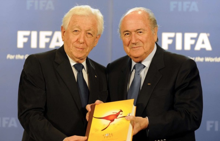 Le président de la Fédération australienne de football Frank Lowy (à g.) remet la candidature de son pays à l'organisation du Mondial 2022 à Sepp Blatter, le 14 mai 2010.