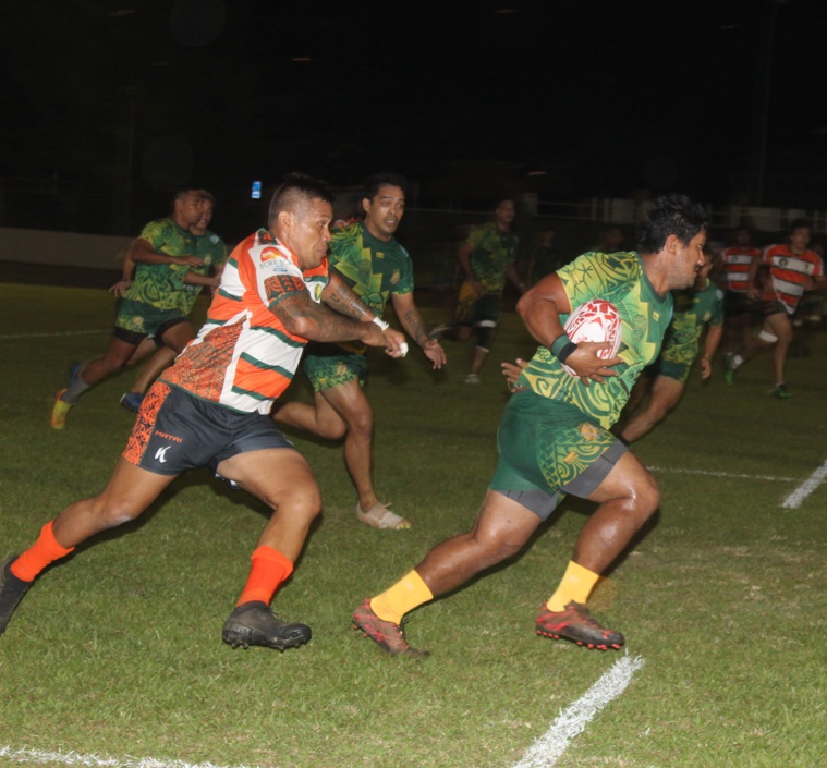 Faa’a et son capitaine-entraîneur Manuarii Richmond (ballon en main) se sont qualifiés pour la finale de la Coupe de Tahiti en battant une combative équipe de Punaauia.