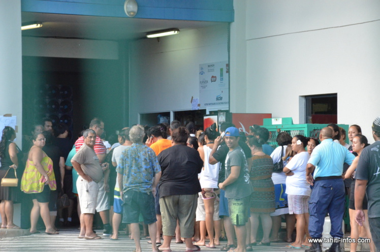 Beaucoup de monde se pressait à la caisse avant d'aller récupérer les bonbonnes, sur le parking Beaucoup de monde se pressait à la caisse avant d'aller récupérer les bonbonnes, sur le parking