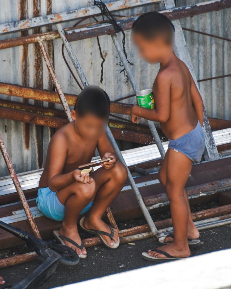 Juste derrière le mur de l'église, la jeunesse s'adonne à un tout autre culte : celui des écrans ! Juste derrière le mur de l'église, la jeunesse s'adonne à un tout autre culte : celui des écrans !