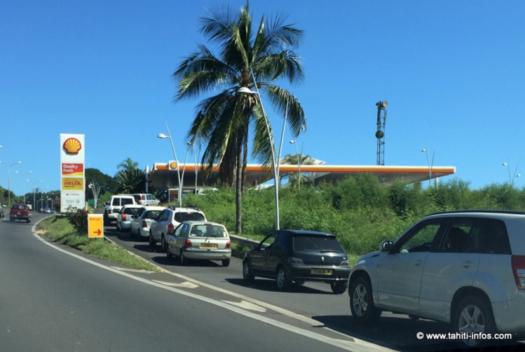 Une queue de plus en plus longue touche toutes les stations-service de Polynésie. Ici sur la RDO.
