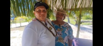Maia Tunoa avec une de ses "mamie" à Hikueru