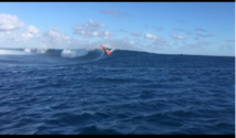 Sur la vague de Teahupo'o avec le windsurfeur Boujmaa Guilloul Sur la vague de Teahupo'o avec le windsurfeur Boujmaa Guilloul