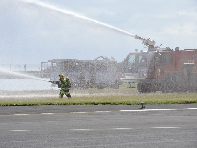 Après un atterrissage forcé, le Boeing 777 (représenté pour l'exercice par un Cessna) a pris feu. Le premier objectif pour les pompiers de l'aéroport est de maîtriser l'incendie. De la mousse anti-incendie est aspergée sur différents points de l'avion.