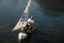 L'architecte brésilien Argus Caruso Saturnino sur son vélo-bateau à Rio de Janeiro le 9 juin 2015. L'architecte brésilien Argus Caruso Saturnino sur son vélo-bateau à Rio de Janeiro le 9 juin 2015.