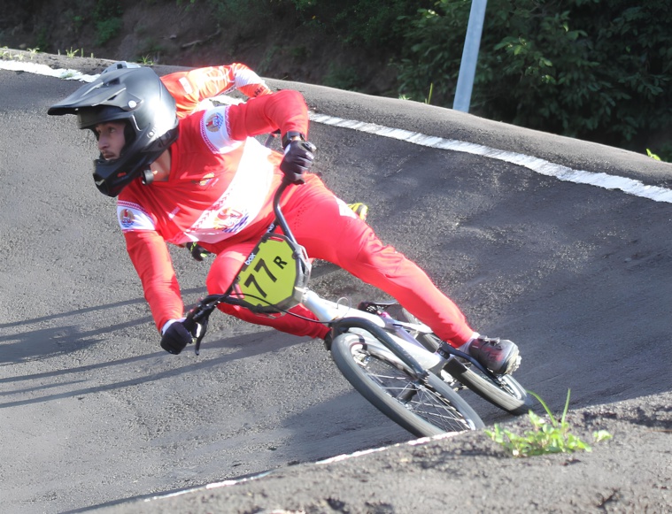 Théo Roche reste la référence du BMX tahitien mais ça pousse derrière chez les jeunes.