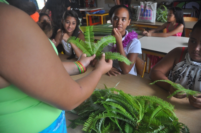 Dans cet atelier, les élèves apprennent à confectionner une couronne à base de fougères.