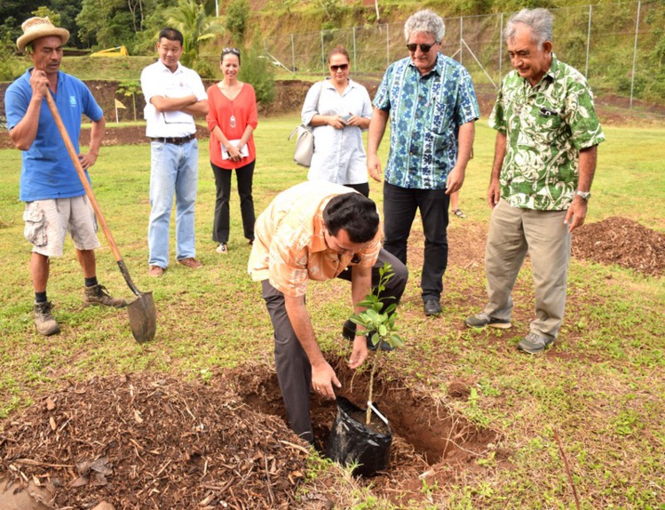Oscar Temaru dévoile son projet de golf à Faa'a Oscar Temaru dévoile son projet de golf à Faa'a