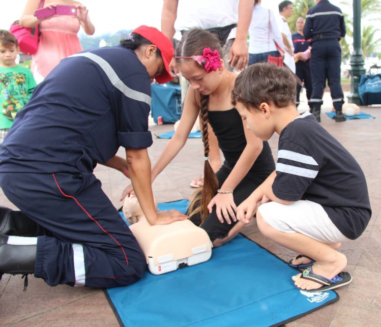 Les bons gestes du massage cardiaque. Les bons gestes du massage cardiaque.