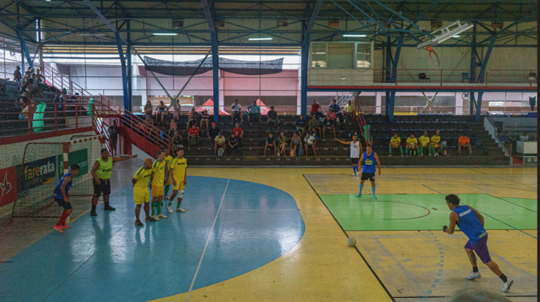 Coup franc pour l’équipe de Hao, qui a triomphé face à Makemo. Crédit : Tom Larcher Coup franc pour l’équipe de Hao, qui a triomphé face à Makemo. Crédit : Tom Larcher