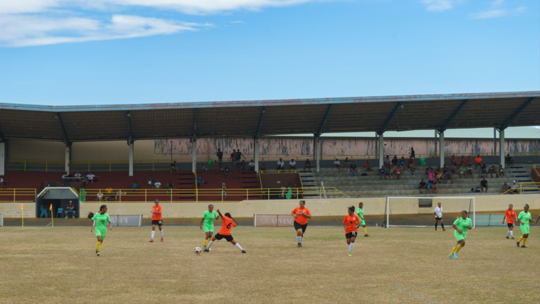 Raiatea 2 menée au score 1:0 face à la Team Faehiri, à 10 minutes de la fin de jeu. Crédit : Tom Larcher Raiatea 2 menée au score 1:0 face à la Team Faehiri, à 10 minutes de la fin de jeu. Crédit : Tom Larcher