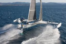 L'Hydroptère d'Alain Thébault quitte Los Angeles pour Hawaï L'Hydroptère d'Alain Thébault quitte Los Angeles pour Hawaï
