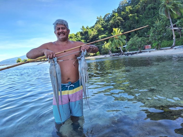 Victor Maitui est passé maître dans l’art de la pêche au poulpe (Crédit : Anne-Charlotte Lehartel). Victor Maitui est passé maître dans l’art de la pêche au poulpe (Crédit : Anne-Charlotte Lehartel).