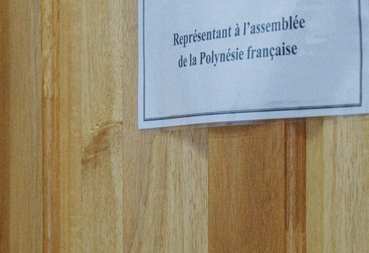 De nombreux élus de l’assemblée, quel que soit leur bord, se sont réunis se mardi 9 mars pour parler de l’indemnisation des victimes de maladies radio-induites, dues aux essais nucléaires précédemment menés par la France.  Crédit : Tom Larcher