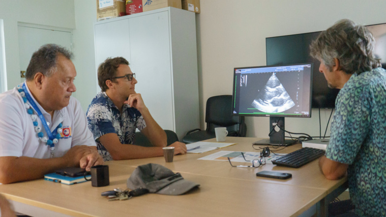 Pierre Boucher, Satupaitea Viali et Jean-Marc Segalin entrain d'examiner une échographie d'un coeur. Crédit : Tom Larcher Pierre Boucher, Satupaitea Viali et Jean-Marc Segalin entrain d'examiner une échographie d'un coeur. Crédit : Tom Larcher