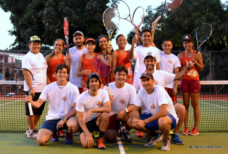 Toute la sélection de tennis polynésienne, avec leurs coaches Toute la sélection de tennis polynésienne, avec leurs coaches