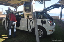 Une batterie est rechargée grâce à l'énergie solaire et relie directement les batteries du véhicule