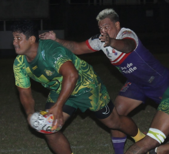 Faa’a et son capitaine-entraîneur Manuarii Richmond (en vert) se sont inclinés en toute fin de match face à Paea Manu Ura.