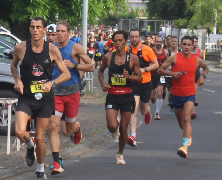 Damien Troquenet imprime le rythme devant Thomas Lubin et Cédric Wane. Mais Delbi Villa Gongora (à droite en orange) attend son heure et s’imposera assez nettement lors de la 7e édition du Trail Aito Sport.
