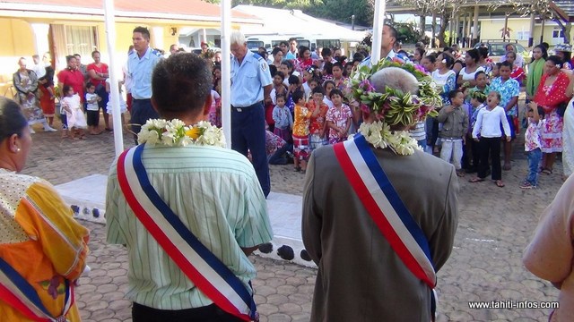 La journée a démarré avec la levée des drapeaux dans les jardins de la mairie.