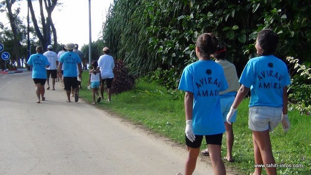 Depuis deux ans, l'AS AVIRAU organise un grand nettoyage autour de l'île durant la fête de l'autonomie.