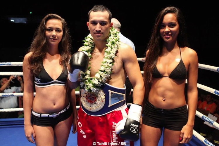 Cédric Bellais entouré des 'ring girls' Poeiti Guiol et Alaïa Nazaire Cédric Bellais entouré des 'ring girls' Poeiti Guiol et Alaïa Nazaire