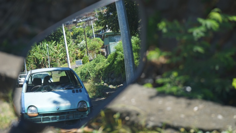 Les carcasses de voitures qui jonchent le bord de la route, rue Anthony Bambridge à Hamuta. Crédit : Tom Larcher Les carcasses de voitures qui jonchent le bord de la route, rue Anthony Bambridge à Hamuta. Crédit : Tom Larcher