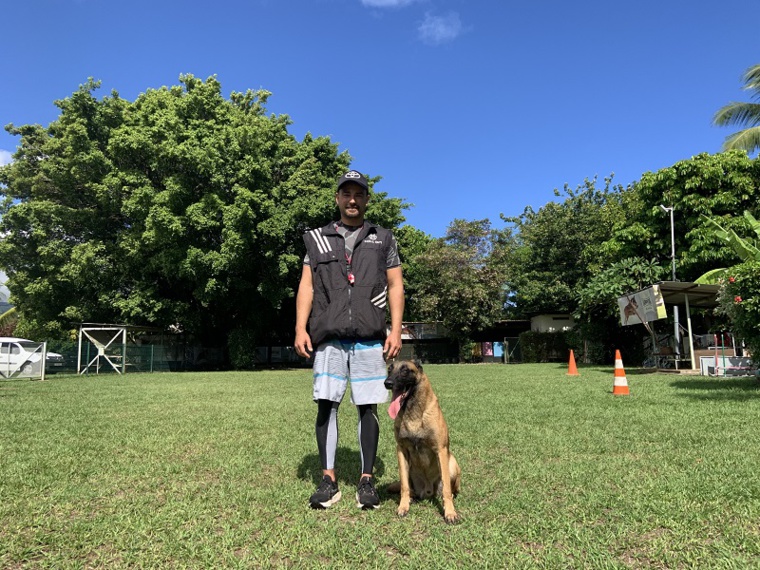 Yorick, du club canin de Pirae, et son chien Reef lors de leur entraînement de “ring”. Crédit photo : Thibault Segalard. Yorick, du club canin de Pirae, et son chien Reef lors de leur entraînement de “ring”. Crédit photo : Thibault Segalard.