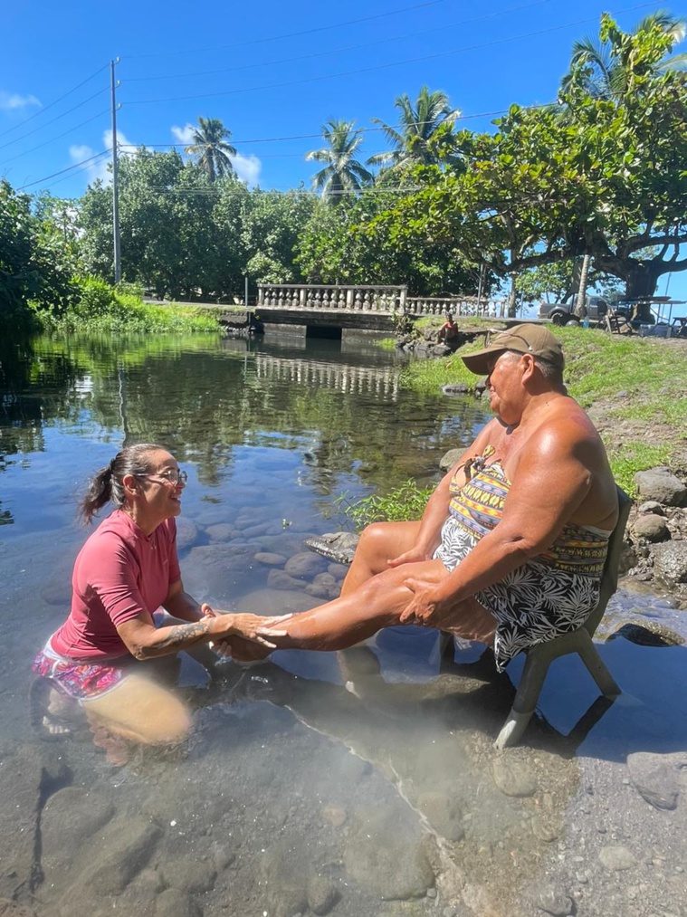 Parmi les activités du jour, le massage au fil de l’eau a séduit les invités (Crédit : Comité du tourisme de Teva i Uta). Parmi les activités du jour, le massage au fil de l’eau a séduit les invités (Crédit : Comité du tourisme de Teva i Uta).